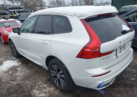 2024 Volvo Xc60 B5 Core Dark Theme z USA, uszkodzony, nr VIN YV4L12RK9R1940487